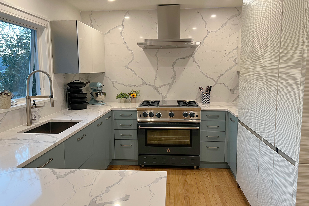 Teal Kitchen Cabinet, Integrated fridge, White Full Slab kitchen backsplash, five star professional range