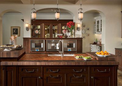 Elegant Kitchen Layout With an Island