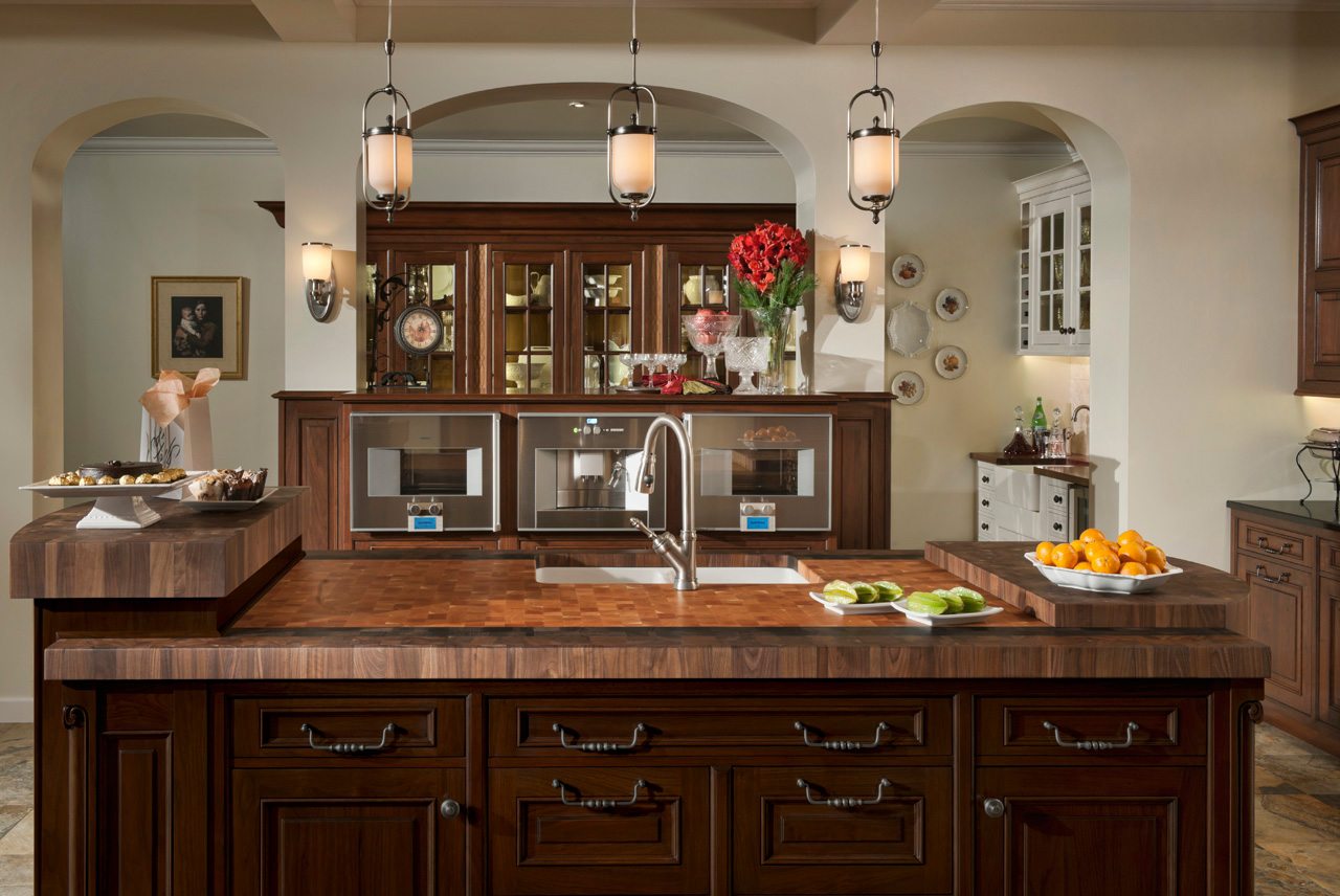 Elegant Kitchen Layout With an Island